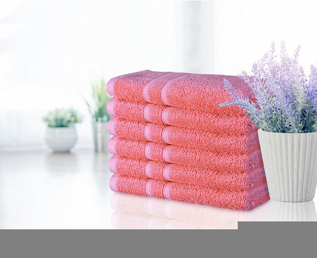 畳んで重なるピンクのタオル