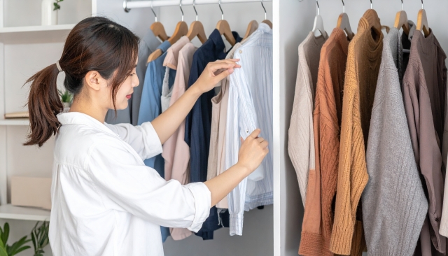 クローゼット整理する女性