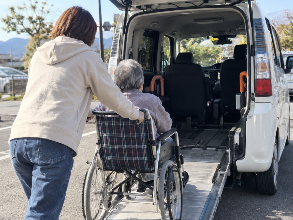 スローパー付き軽自動車に車イスを乗せる様子